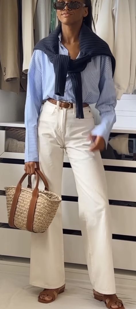 Outfit Jean Blanc, Outfit Pantalon Blanc, Ecru Jeans Outfits, Palette Summer, Ootd Jeans, Mon Dressing, Coastal Grandmother, Mommy Style, Outfit Jeans