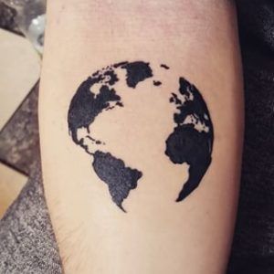 Check out these wanderlust tattoo ideas! Tattoo Son, Globe Tattoos, Map Tattoo, Wanderlust Tattoo, Earth Tattoo, Map Tattoos, Nature Tattoos, Trendy Tattoos, Kate Winslet