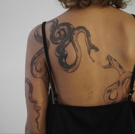 Tato Minimal, Back Tattoo Women, Dainty Tattoos, Spine Tattoos, Aesthetic Tattoo, Snake Tattoo, Black Ink Tattoos, Dope Tattoos, Back Tattoos