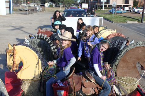 Cardboard Horse Heads on hay bales for parade float. Western Parade Float Ideas, Western Parade Float, Western Theme Party Decorating Ideas, Halloween Parade Float, Homecoming Float Ideas, Christmas Parade Float Ideas, Horse Camp Ideas, Christmas Parade Ideas, Parade Float Decorations