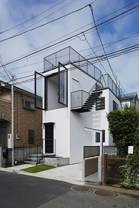 Rooftop House, House Tokyo, Japanese House Design, Restricted Area, Home Designs Exterior, Narrow House Designs, Narrow House Plans, Modern Small House Design, Minimalist House