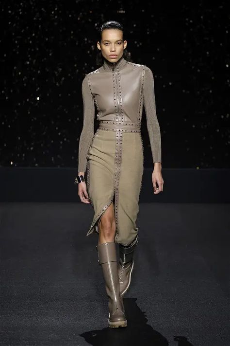 Hermes Fashion Show, Hermes Fashion, Paris Fashion Week Runway, Fashionista Clothes, Fall Winter 2024, Fashion Hub, Fashion Show Collection, Winter 2024, Work Attire