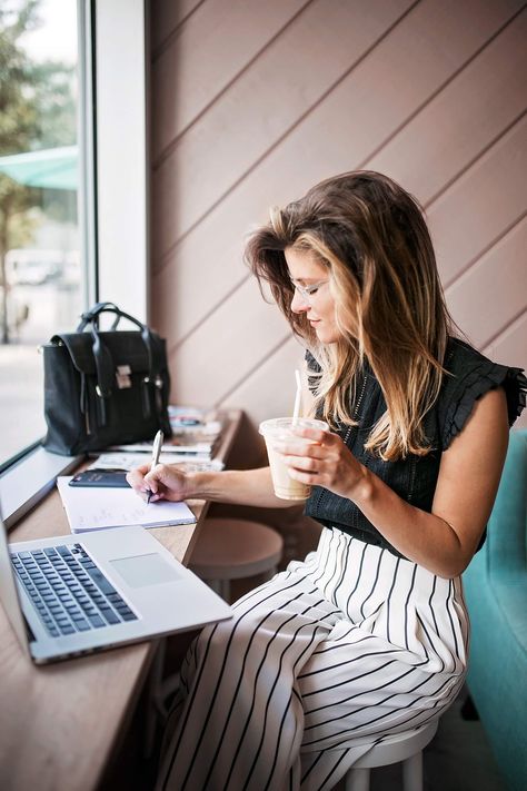 The Basics of Starting a Budget • BrightonTheDay Headshots Women, Brand Photography Inspiration, Business Photoshoot, Branding Photoshoot Inspiration, Personal Branding Photoshoot, Business Portrait, Foto Poses, Business Photos, Trik Fotografi