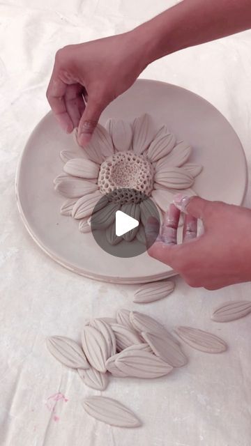 Cute Clay Sculpture Ideas, Flower Ceramic Plate, Air Drying Clay Projects, Clay Flowers How To Make, Clay Art Projects Easy, Clay Art Flower, Flower Clay Art, Art With Clay, Ceramic Handbuilding