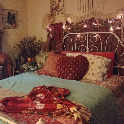 Scarves Room Decor, Cottagecore Room Inspiration, Whimsigoth Room Ideas, Love Witch Bedroom, Cozy Whimsical Bedroom, Whimsigoth Dorm, Mermaidcore Bedroom, Whimsigoth Bedding, Southern Gothic Bedroom