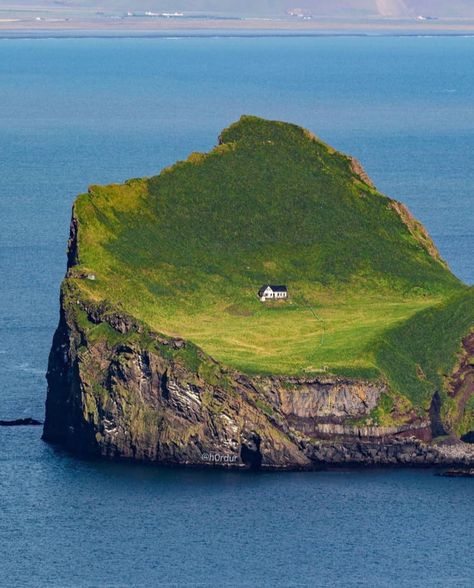 The loneliest house in the world (Elliðaey island, Iceland) - 9GAG Haidar Ali, Iceland Photos, Remote Island, Archipelago, In The Middle, Iceland, The Ocean, The Middle, The Good Place