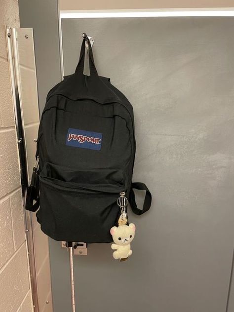 Backpack With Keychains And Pins, Backpacks With Keychains, Black Backpack Aesthetic, Jansport Backpacks Aesthetic, Backpack With Keychain, Schoolbag Aesthetic, Bag Aesthetic School, Jansport Bag, Backpacks Aesthetic