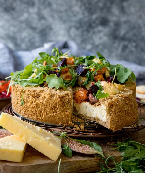 Savoury Cheesecake Savoury Cheesecake, Christmas Cheeseboard, Savory Cheesecake, Salad Cake, Healthy Cheesecake, Baked Cheesecake Recipe, Oat Cakes, Savoury Baking, Savory Pie