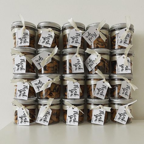 Brownies Jar Packaging, Messy Cookies In A Jar, Cookies Packaging Ideas In A Jar, Mini Cookies Packaging, Cookies Doorgift, Teddy Cookie, Red Velvet Chocolate Chip Cookies, Hampers Packaging, Cookie Gift Packaging