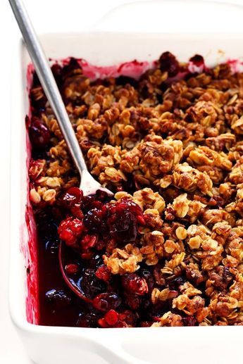 LOVE this easy Cranberry Crisp recipe! It's the perfect holiday dessert for Thanksgiving or Christmas, it's made with a crunchy butter pecan oatmeal topping, and it's the perfect use for your leftover fresh cranberries! Desserts With Cranberries, Cranberry Desserts, Cranberry Crisp, Blueberry Crisp Recipe, Cranberry Dessert, Oatmeal Toppings, Desserts Thanksgiving, Blackberry Crumble, Blueberry Crisp