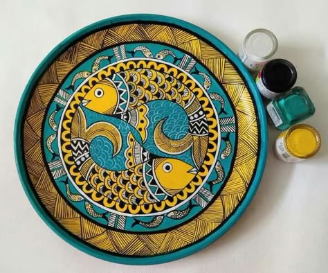 Madhubani Art On Plates, Madhubani Painting On Plate, Fish Lippan Art, Plate Painting Ideas Indian, Madhubani Paintings Peacock, Mithila Art, Mithila Painting, Gond Art, Gond Painting