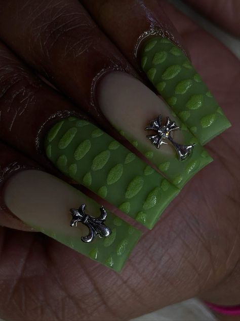 Short Lime Green Acrylic Nails, Line Green Nails, Lime Green Nails Acrylics, Green Nails Medium, Green Cute Nails, Green Nails Black Women, Black And Lime Green Nails, Slime Green Nails, Light Green Nails Acrylic