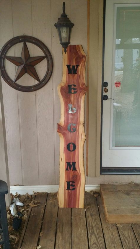 Welcome front door entry sign made out of cedar live edge slab. Live Edge Projects Ideas, Red Cedar Wood Projects, Cedar Wood Projects Diy, Cedar Woodworking Projects, Live Edge Ideas, Live Edge Wood Projects, Live Edge Projects, Cedar Projects, Fall Wood Projects