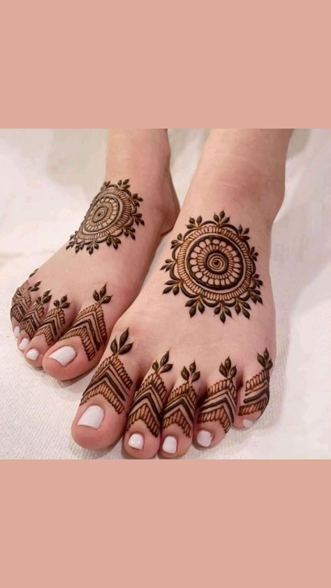 Leg Flower Mehndi Design, Henna Tikki Design, Mehndi For Foot Simple, Mehndi For Legs Simple, Leg Henna Design, Foot Henna Tattoos, Mehendi Leg Design, Mehendi For Foot, Foot Mehendi Design Simple