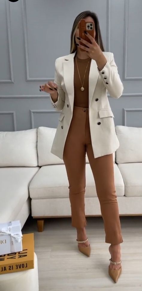 Female Buissnes Attire, Broker Outfit Real Estates, Estate Agent Outfits Women, Real Estate Agent Clothes, Architect Dressing Style Women, Real Estate Woman Outfits, Finance Manager Outfit, Life Insurance Agent Outfit, Architect Outfit Women Aesthetic