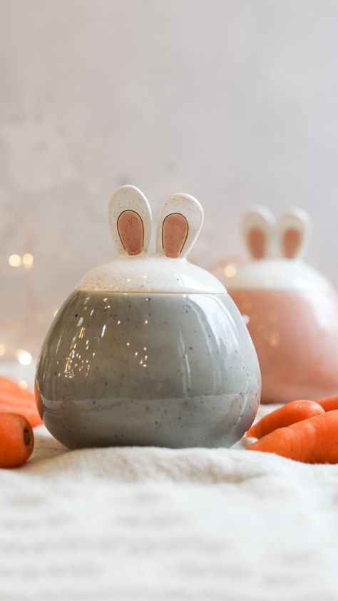 Ceramic Easter Ideas, Easter Ceramics Ideas, Easter Clay Ideas, Easter Pottery Ideas, Easter Ceramics, Spring Pottery, Easter Inspiration Decor, Pottery Contemporary, Milk Bottle Vases