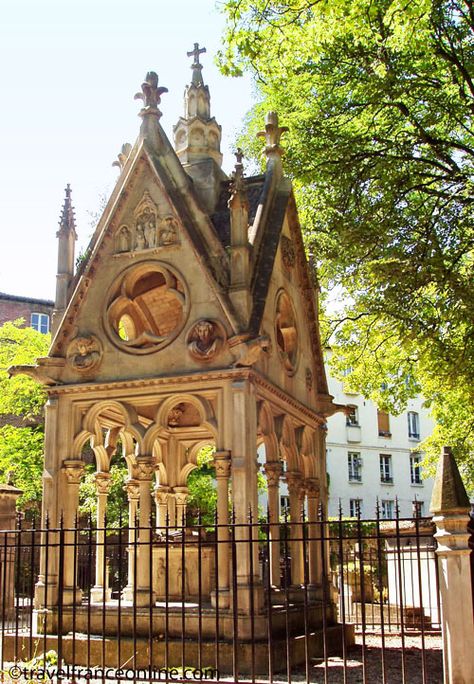 Pere Lachaise - Grave of Eloise and Abelard Père Lachaise Cemetery, Pere Lachaise Cemetery, Paris Life, Old Cemeteries, Cemetery Art, French History, Travel France, Historical Monuments, Paris Paris