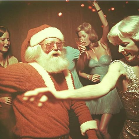 Christmas With The Kranks Aesthetic, Funny Christmas Aesthetic, Vintage Holiday Photos, Christmas Fun Aesthetic, Christmas Cocktail Party Aesthetic, Chaotic Christmas Aesthetic, Vintage Christmas Photoshoot Ideas, Christmas Jazz Aesthetic, Disco Christmas Aesthetic