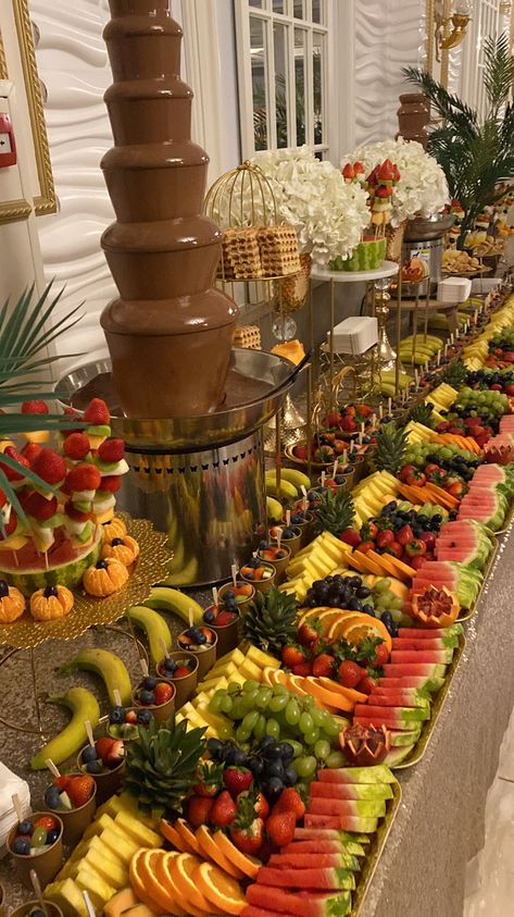 Wedding Fruit Displays Receptions, Dessert Table With Fruit, Veggie Tray Wedding Reception, Fruit Platter Table, Wedding Fruit Platters, Fruit Bar Wedding Receptions, Tropical Fruit Table, Fruit Catering Ideas, Fruit Bar At Wedding