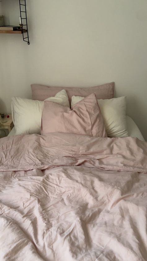 Clean Bedroom Aesthetic Pink, How To Have A Comfy Bed, Pink Bed Aesthetics, Pink Vision Board Ideas, Pink Theme Room, Pink Dreamy Aesthetic, Light Pink Sheets, Bed Aesthetic Cozy, Room Pink Aesthetic