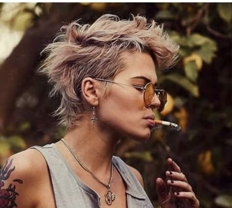 Badass Hairstyles, Short Punk Hair, Rocker Hair, Trendy Short Hairstyles, Short Hair Inspiration, Amazing Hairstyles, Mohawk Hairstyles, Short Hair Undercut, Messy Short Hair