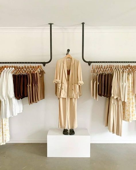 Fashion Store Design, Retail Store Interior Design, Clothing Store Interior, Clothing Store Design, Retail Interior Design, Store Design Boutique, Clothes Hanging, Clothing Displays, Store Layout