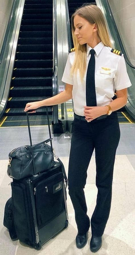 Aviation Uniform Women, Woman Pilot Uniform, Pilot Uniform Woman, Pilot Outfit Women, Female Pilot Uniform, Pilot Woman Aesthetic, Pilot Motivation, Piolet Women, Lady Pilot