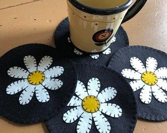 Felted Coasters, Gingerbread Cottage, Cottage Crafts, Mug Rug Patterns, Wool Felt Projects, Wool Applique Patterns, Felt Coasters, Felt Crafts Diy, Felt Embroidery