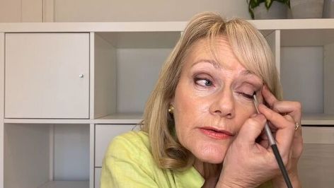 This is a guide on eyeliner for older women. Learn how to apply eyeliner for women over 50 in this step-by-step tutorial. Easy Eyeliner Looks, Easy Eyeliner, Mascara Base, Beauty Over 50, Natural Eyeliner, Eyeliner Tips, Face Change, Simple Eyeliner, Brown Eyeliner