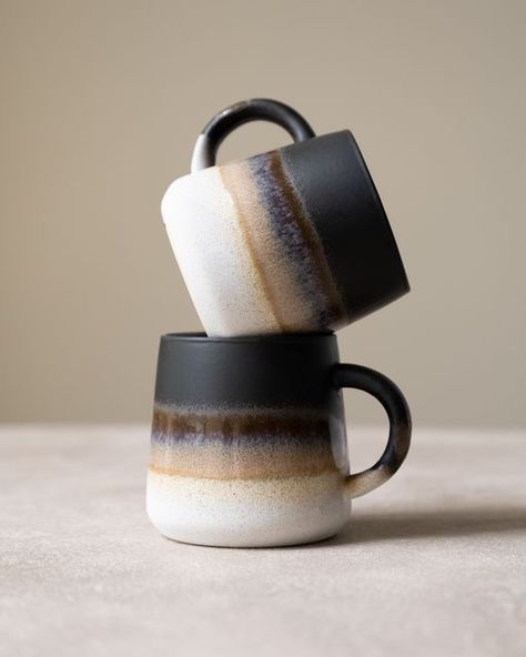 Modern Coffee Mugs, Black Ceramic Mug, Pottery Mug Shape Ideas, Matte Pottery Glaze, Glaze Inspo Pottery, Coffee Cup Design Ideas, Coffee Mugs Pottery, Dip Ombre, Handmade Pottery Mugs