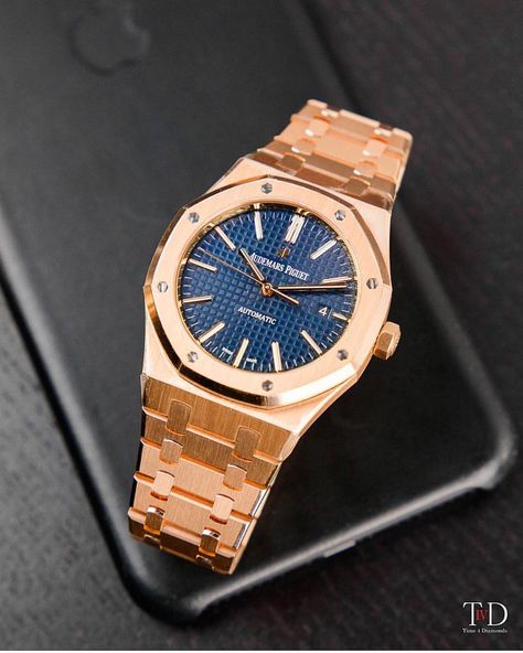 Daily Watch ⌚️ on Instagram: “The 41mm Audemars Piguet Royal Oak in Rose Gold with Blue Dial 🔥 Photo by @time4diamonds” Audemars Piguet Rose Gold, Watch Audemars Piguet, Audemars Piguet Diver, Audemars Piguet Gold, Audemars Piguet Royal Oak Offshore, Audemars Piguet Watches, Classy Watch, Swiss Army Watches, Luxury Watch Brands