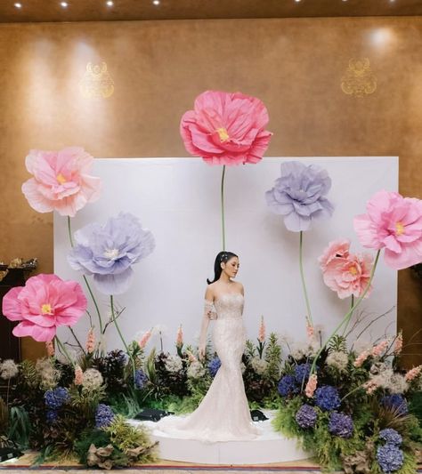 Giant Flowers Diy, Wedding Backdrop Design, Wedding Backdrop Decorations, Giant Flowers, Giant Paper Flowers, Flower Display, Stage Decorations, Wedding Stage, Flower Backdrop