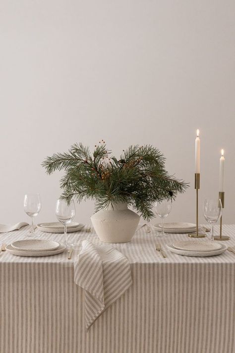 Neutral Christmas Table Setting Christmas Dinner Tablescapes, Christmas Tablecloth Ideas, Christmas Table Inspiration, Dinner Table Settings, Festive Dinner Table, Winter Table Setting, Christmas Dinner Table Settings, Dinner Table Centerpieces, Holiday Dinner Table