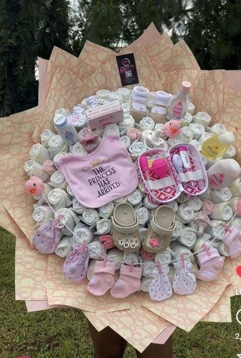 Diaper Bouquet Diy, Baby Shower Bouquet, Diaper Bouquet, Baby Bouquet, Baby Shower Gift Box, Diaper Gifts, Baby Shower Baskets, Gender Reveal Gifts, Creative Baby Shower