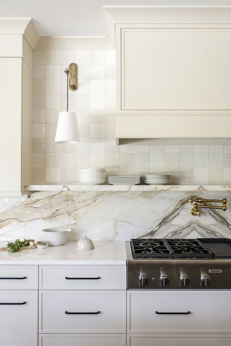 Quartz Shelf, White Stone Backsplash, Marble Tile Kitchen, Kitchen Quartz, Dreamy Kitchens, Stone Backsplash Kitchen, Traditional Kitchens, Dream Kitchens Design, Kitchen Things