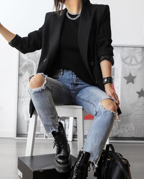 Docs And Jeans, Look Rock Chic, Edgy Work Outfits, Rock Outfits, Edgy Chic, Outfit Jeans, Looks Black, Mode Inspo, Casual Winter Outfits