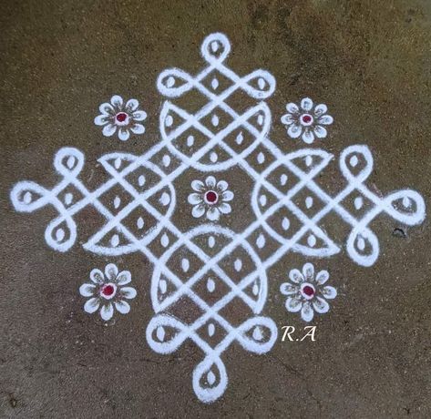 Dot Rongali Design, Kollam Muggu Designs, Simple Kolam Designs, Simple Rangoli With Dots, Rangoli Designs Videos, Melikala Muggulu, Dot Kolam, Kambi Kolam, Pattern Design Drawing