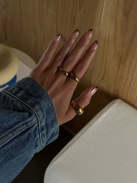 Uñas Kendall Jenner, Kendall Jenner Nails 2024, Hayley Bieber Nails Brown, Kylie Jenner Nails 2024, Brunette Nails, Chloe Hayward Nails, Kendall Nails Manicures, Kylie Jenner Ring Stack, Kendall Jenner Tortoise Nails