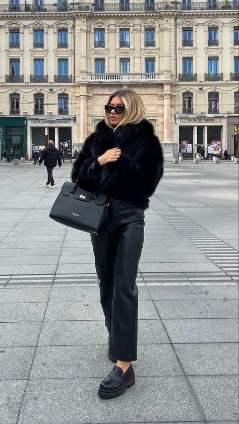 Black Fur Coat Outfit, Outfits Timeless, Sunglasses Winter, Faux Fur Coats Outfit, Fur Jacket Outfit, Stylish Mom Outfits, Old Money Winter, Leather Pants Black, Fur Coat Outfit