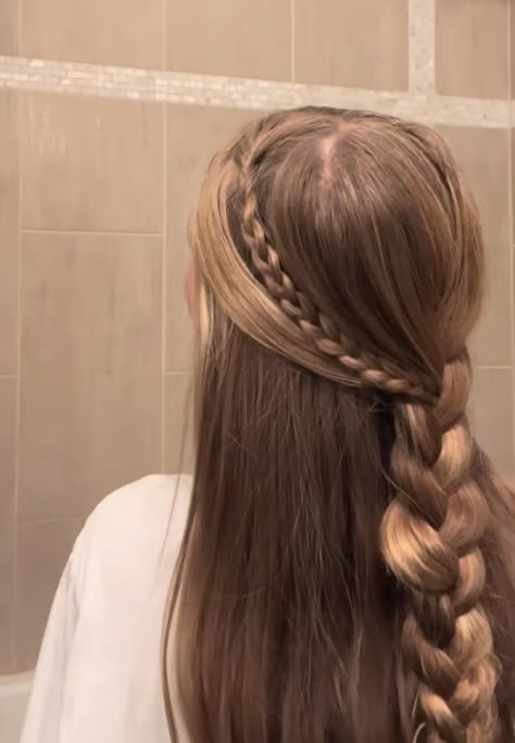 Cute Fair Hairstyle, Astetic Hair Styles, Cute Hair Styles For School 6th Grade, Hairstyles For Photo Day, Hairstyles With Small Braids, Cute Aesthetic Outfits For School, Cute Concert Hair, Cute Hair Down Hairstyles, Pretty Hairstyles For Medium Hair