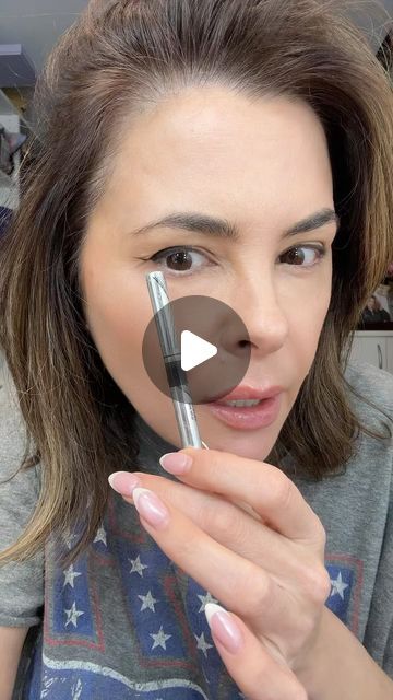 Erica Taylor on Instagram: "Old school Eyeliner trick to prevent transfer #makeuphacks #makeupartist #Eyeliner #transferproof #eyelinerhack #makeuptutorial #eyelinertutorial #makeup #makeupover40 #makeuptips #fyp  Used @physiciansformula slim liquid liner and @hourglasscosmetics veil powder" Applying Liquid Eyeliner, School Eyeliner, Eyeliner With Pencil, Tightlining Eyes, Liquid Eyeliner Tutorial, Erica Taylor, Body Nails, Makeup Over 40, Eyeliner Tips