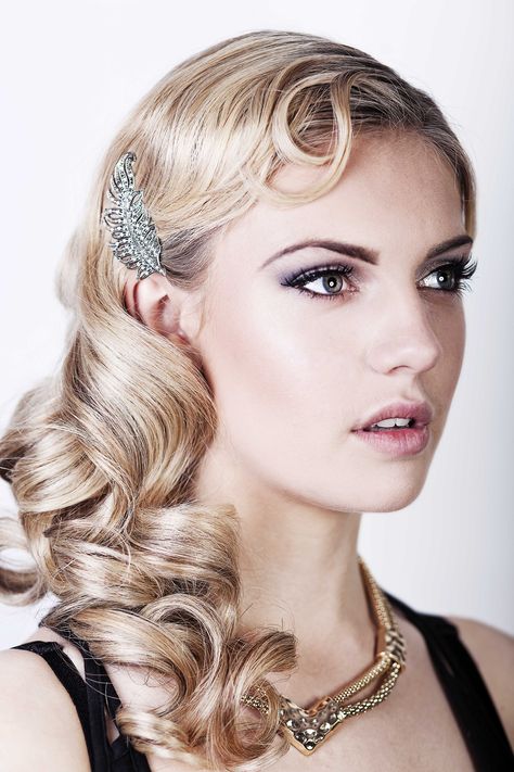 Friday Feature} Seriously Great Gatsby 20s inspired hair & make up ... 20s Hairstyles For Long Hair, 1920 Hairstyles For Long Hair, Sanggul Cepol, Great Gatsby Makeup, 1920 Hairstyles, 1920s Long Hair, Gatsby Makeup, Great Gatsby Hairstyles, 1920s Hairstyles