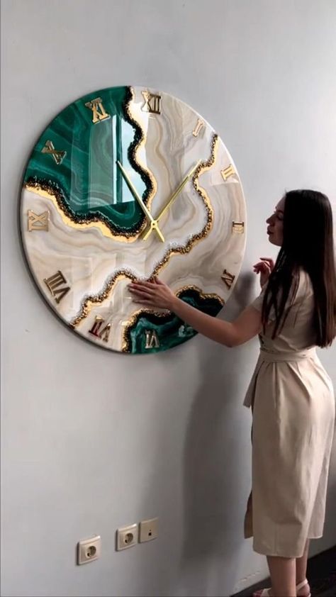 There's no denying that resin wall clocks are a popular choice for homeowners. Their beautiful designs and striking colors are sure to add a touch of class to any room. Diy Resin Wall Art, Resin Art Canvas, Seni Resin, Resin And Wood Diy, Amazing Resin, Resin Crafts Tutorial, Resin Art Painting, Resin Wall Art, Resin Design