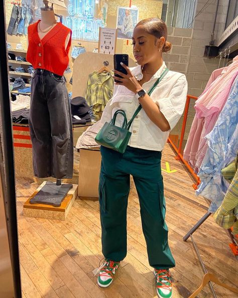 Green Telfar Bag Outfit, White Telfar, Green Telfar, Baggy Street Wear, Telfar Bag Outfit, Black Bag Outfit, Nurse Outfit Scrubs, Telfar Bags, Telfar Bag