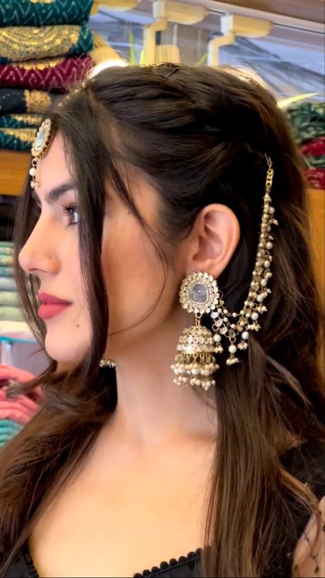 Earings Design With Lehenga, Lehenga Look For Wedding Guest, Ear To Hair Chain Indian, Earrings On Lehenga, Earring With Hair Chain Indian, Hairstyles With Ear Chain, Indian Wedding Hair And Makeup, Sahara Jhumka Hairstyle, Desi Hair Accessories