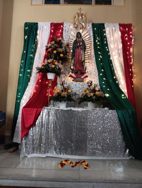 Virgin Mary Altar Decoration, Virgin Mary Altar, Guadalupe Altar, Mary Altar, Church Altar Decorations, Church Altar, Mexican Culture Art, Altar Ideas, Catholic Crafts