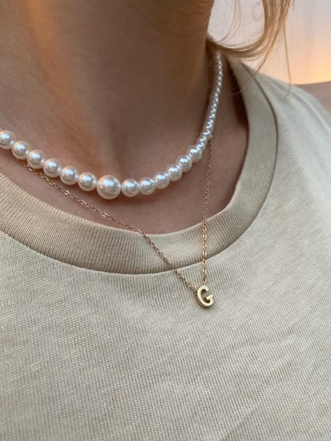 gold necklace, pearl necklace, necklace layering, insta inspo, fashion, jewelry // #necklace #jewelry #aesthetic Layering Pearls And Gold, Perls Necklaces Outfit, Perl Neckles Outfit, Preal Necklace Girl, White Gold Necklace Layering, Pearl Necklace Layering Ideas, How To Layer Pearl Necklaces, Pearl Necklace Aesthetic Outfit, Layered Gold Necklaces Aesthetic