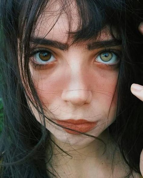 Some of the most Beautiful Eyes You will ever see - Inspired Beauty Woman With Heterochromia, Heterochromia Eyes, Maybelline Concealer, Eyes Aesthetic, Art Selfie, Most Beautiful Eyes, Eye Photography, Aesthetic Eyes, Aesthetic People