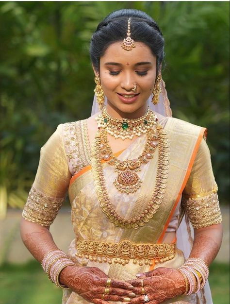 Telugu Bride Blouse Designs, Telugu Wedding Jewellery, Pelli Kuthuru Hairstyles, Pellikuturu Hairstyles, Telugu Bridal Hairstyles, Pelli Kuthuru Look, Pellikuthuru Hairstyles, South Indian Bride Jewellery Gold, Telugu Bridal Look