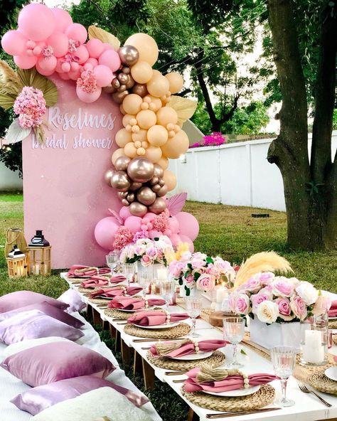 Pink Bridal Shower Picnic, Bridal Shower Outdoor Decorations, Outdoors Bridal Shower Ideas, Bridal Shower Outdoor Decor, Picnic Bridal Shower Ideas Decor, Picnic Event Decor, Bridal Shower Picnic Theme, Bridal Shower Picnic Ideas, Bride Decor